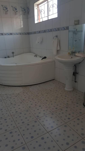 Bathroom 4, Twin Cave Lodge, Choma