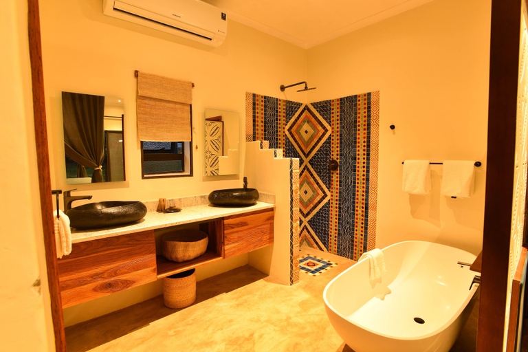 Bathroom 5, Shongwe Lookout, Hwange