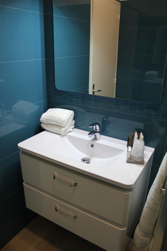 Bathroom 4, Le Quincangrogne, Seine-et-Marne