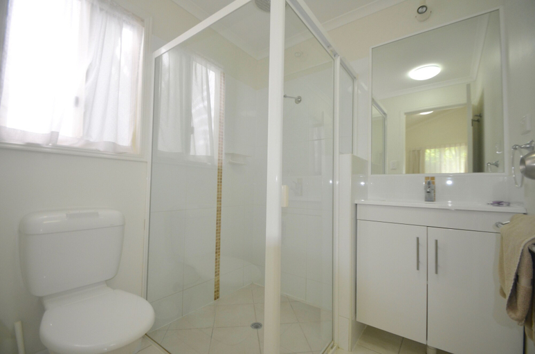 Bathroom 3, Barney Beach Accommodation, Gladstone
