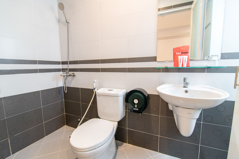 Bathroom 3, RedDoorz Plus near Lotte Mart D7, District 7