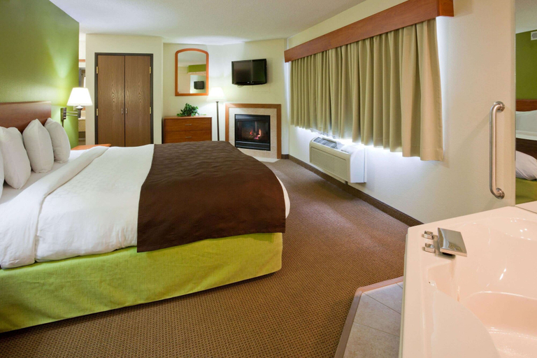Bedroom 3, AmericInn by Wyndham Thief River Falls, Pennington