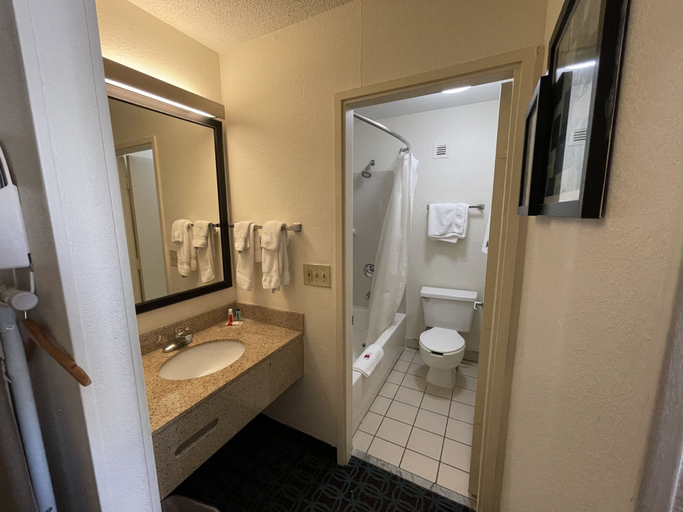 Bathroom 4, Baymont By Wyndham Dayton North, Montgomery