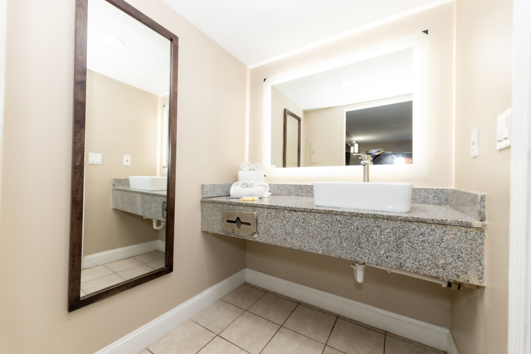 Bathroom 4, Seaside Sands Inn, Ocean