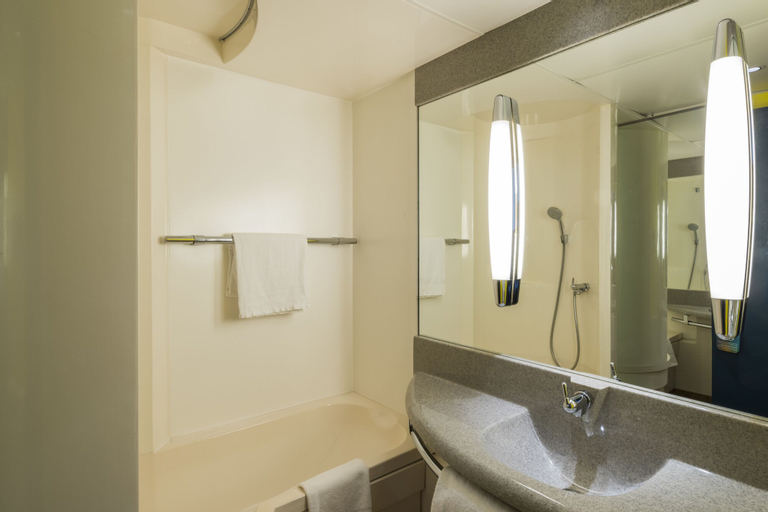 Bedroom 4, ibis Styles Lyon Bron Eurexpo, Rhône