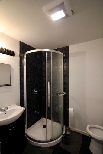 Bathroom 5, The Parkdale Hostellerie, Toronto