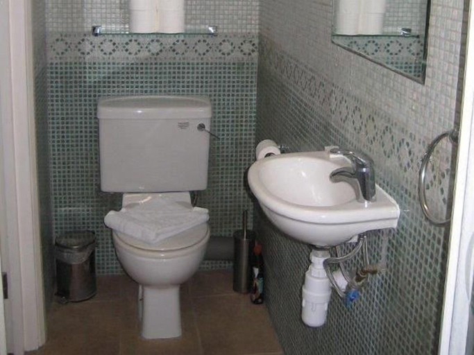 Bathroom 4, Central Hotel, London