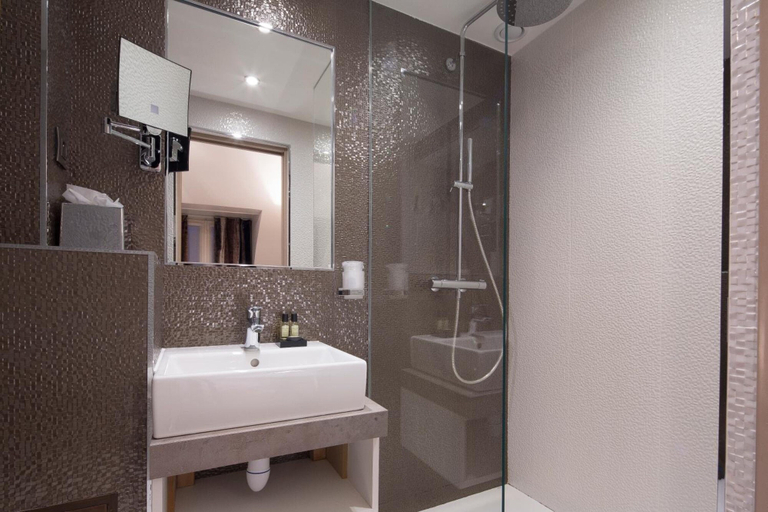 Bathroom 4, Hotel Jacques de Molay, Paris