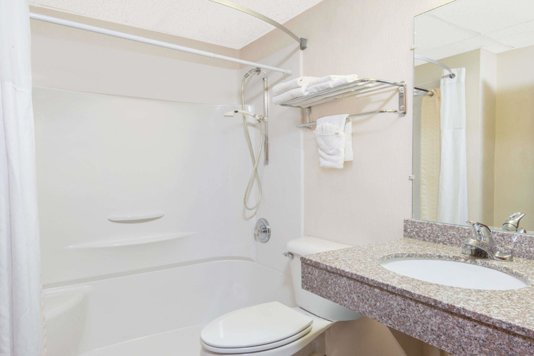 Bathroom 4, Days Inn by Wyndham Great Bend, Barton