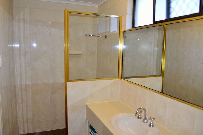 Bathroom 3, Best Western Bundaberg Cty Mtr Inn, Bundaberg