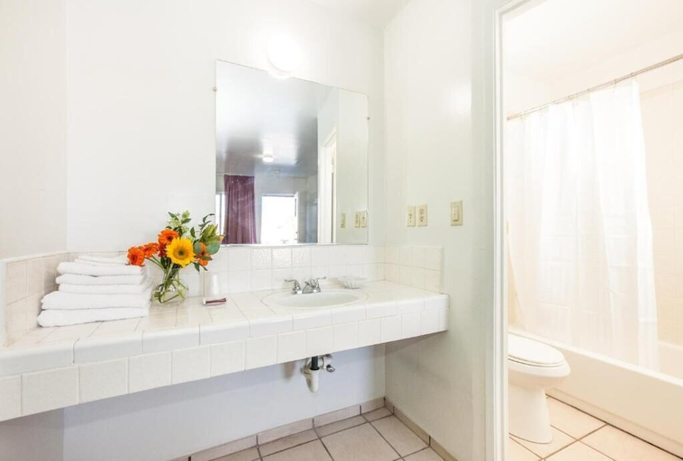 Bathroom 3, Route 66 Motel, San Bernardino