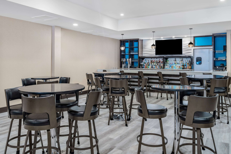 Food & Drinks 5, Wyndham Garden Kenosha Harborside, Kenosha