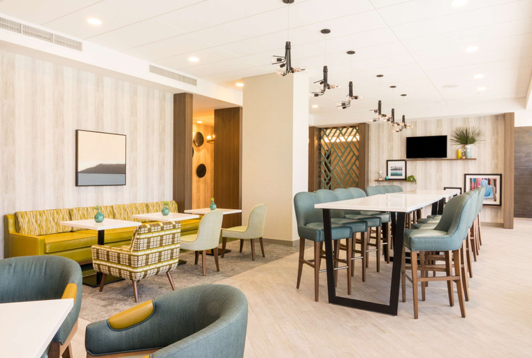 Food & Drinks 5, Hampton Inn & Suites Miami Wynwood Design District, Miami-Dade