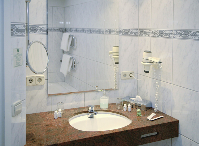 Bathroom 5, Hotel & Restaurant Brackstedter Mühle, Wolfsburg