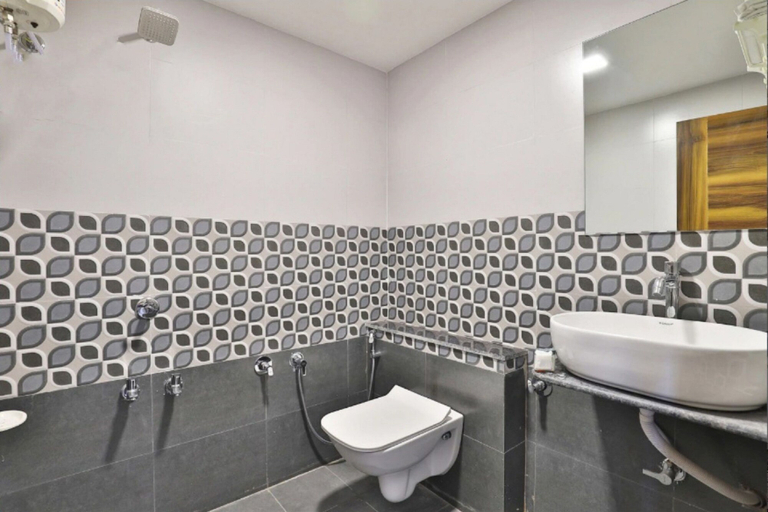 Bathroom 3, Hotel Maryland by Sky Stays, Vadodara