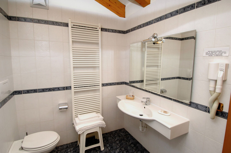 Bathroom 3, Hotel Colfosco, Trento