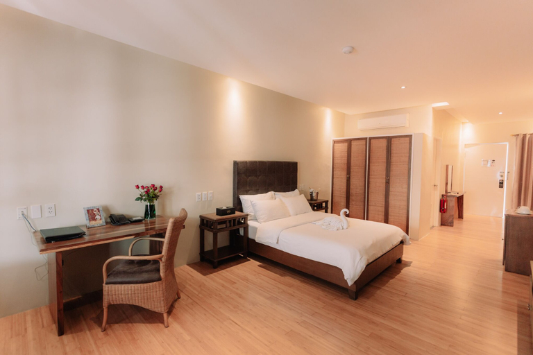 Bedroom 2, Kingsley's Hotel and Gastro Pub, Mabalacat