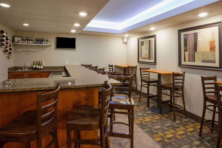 Food & Drinks 5, AmericInn by Wyndham Hartford SD, Minnehaha