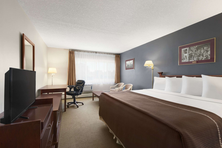 Bedroom 3, Travelodge by Wyndham Calgary South, Division No. 6