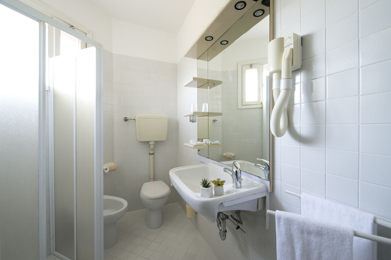 Bathroom 3, Nice Hotel Bibione, Venezia