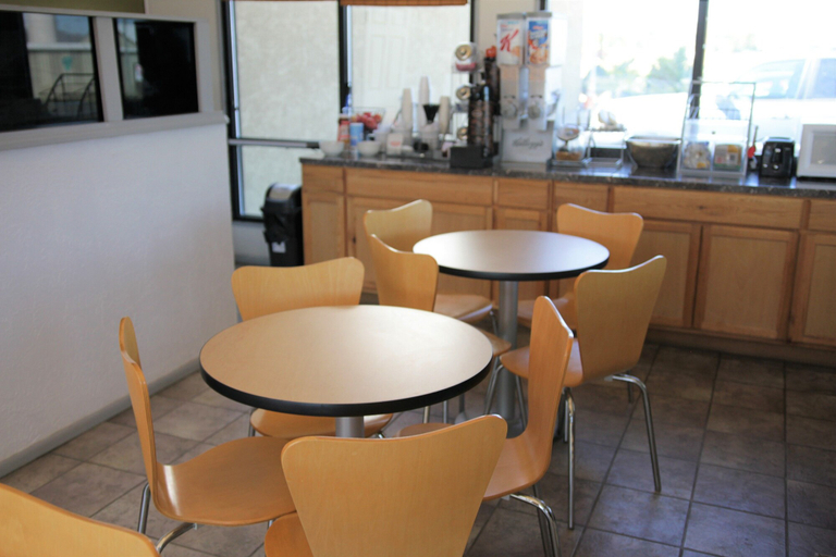 Food & Drinks 5, Super 8 by Wyndham Wells, Elko