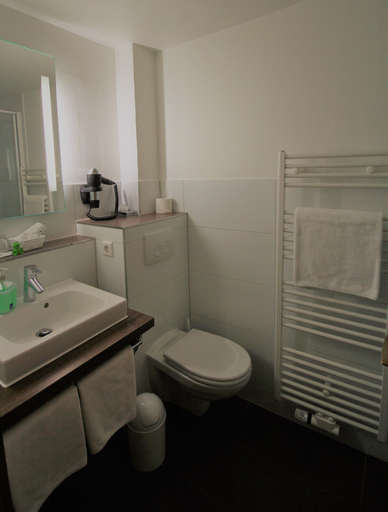 Bathroom 5, Hotel & Restaurant Brackstedter Mühle, Wolfsburg