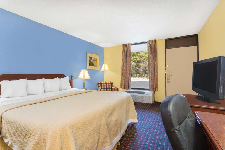 Bedroom 3, Days Inn by Wyndham Mocksville, Davie