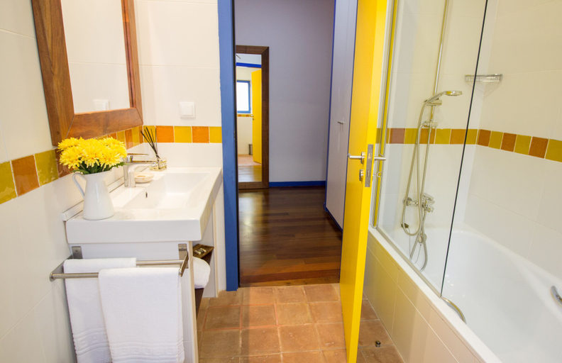 Bathroom 4, Miragaia House, Porto
