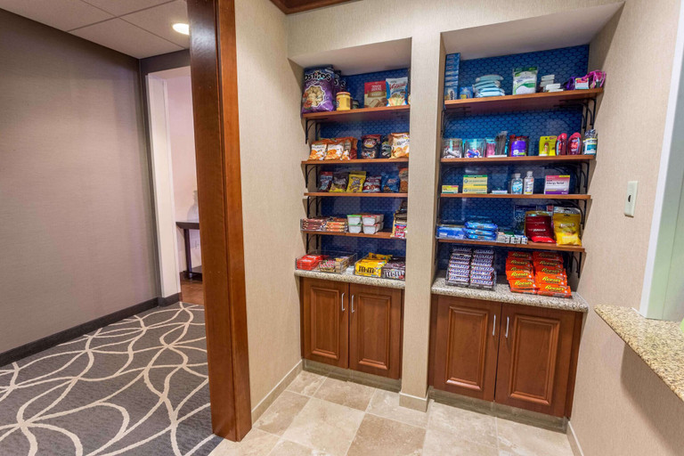 Food & Drinks 5, Hampton Inn & Suites Tilton, Belknap