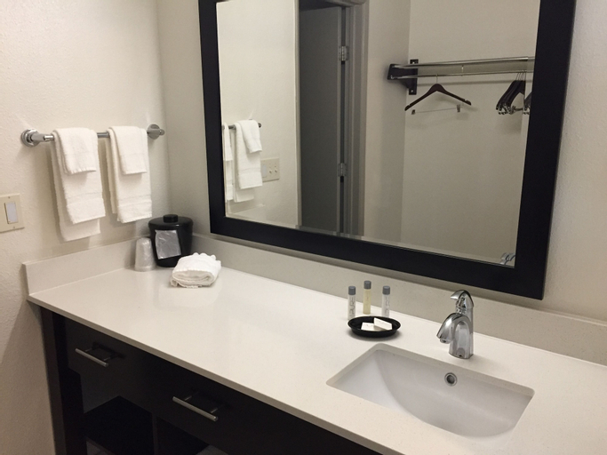 Bedroom 5, Comfort Inn & Suites Tigard near Washington Square, Washington