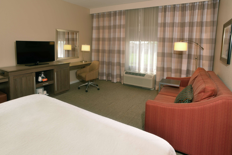 Bedroom 4, Hampton Inn Springfield-Southeast, Greene