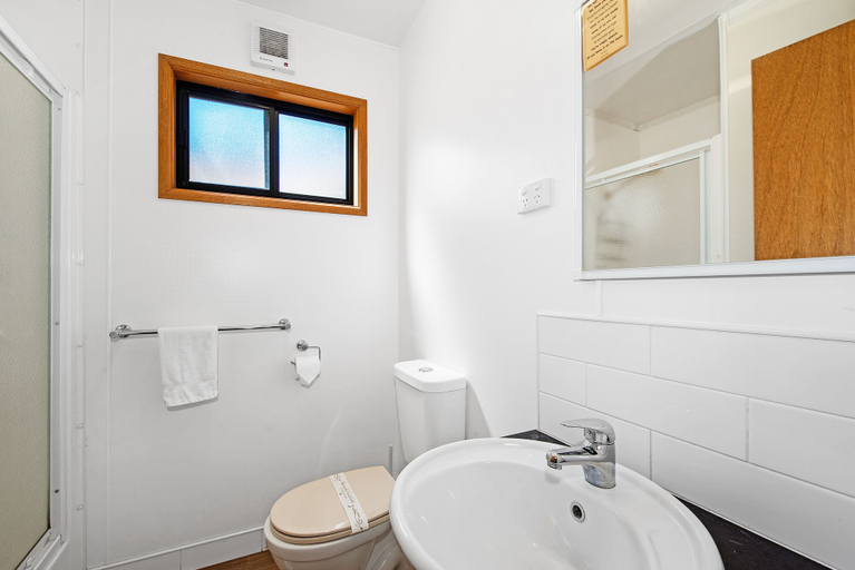 Bathroom 4, Golden Country Motel & Caravan Park, C. Goldfields - M'borough
