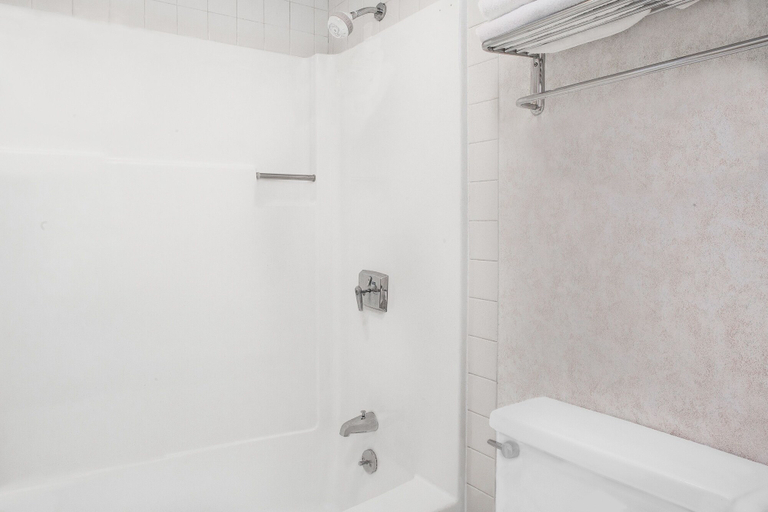 Bathroom 4, Days Inn by Wyndham Wilkes Barre, Luzerne