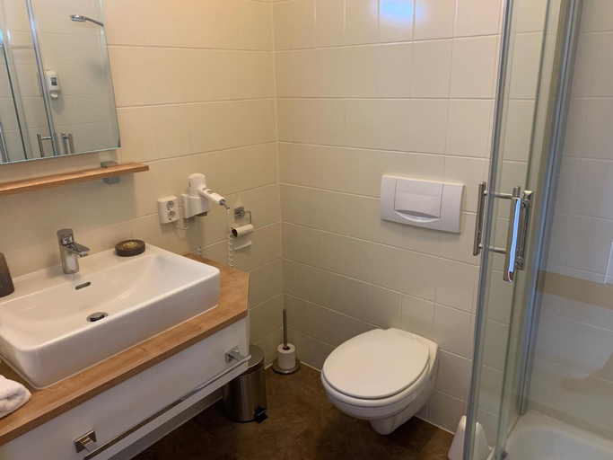 Bathroom 4, Tennis- und Freizeitzentrum Neudörfl, Mattersburg
