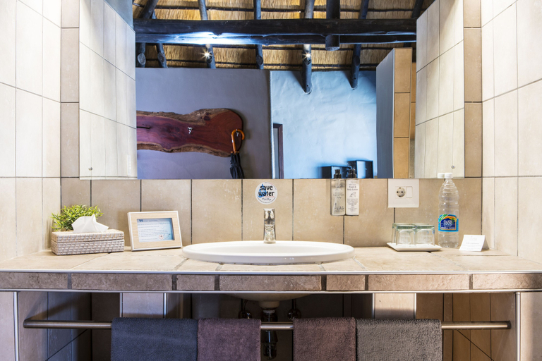 Bathroom 4, Ai Aiba - The Rockpainting Lodge, Omaruru