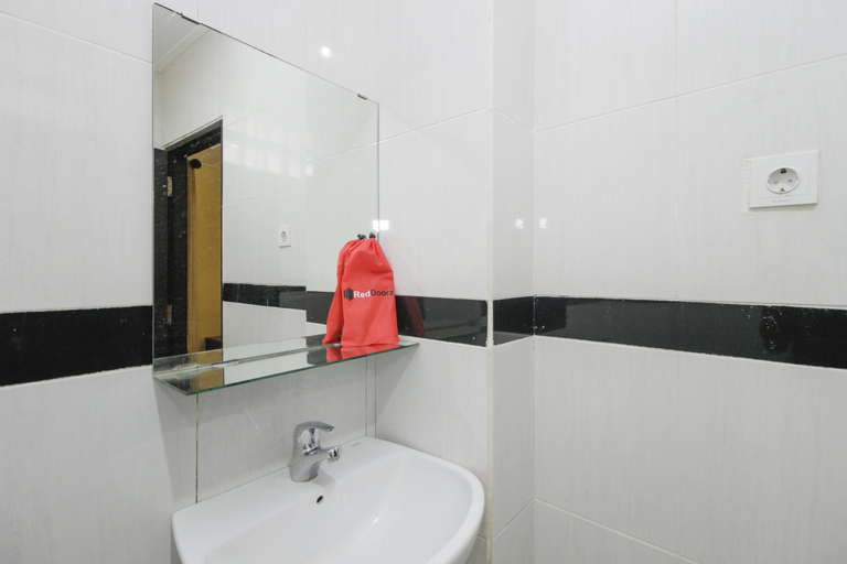 Bedroom 5, RedDoorz near Taman Samarendah, Samarinda