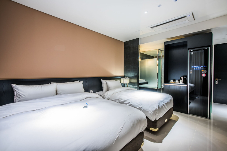 Bedroom 5, Rivertain Hotel, Buk