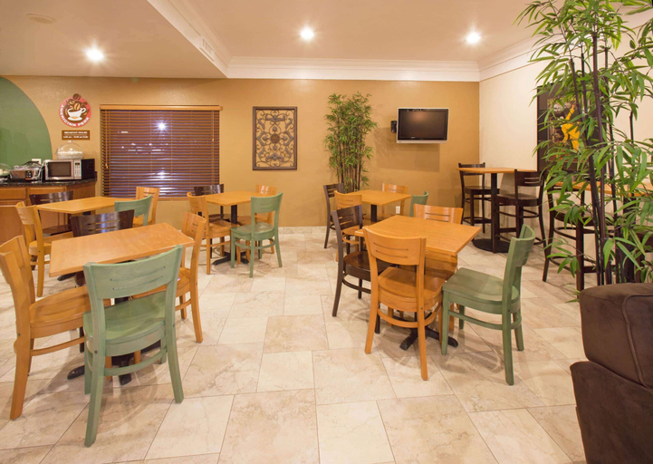 Food & Drinks 5, AmericInn by Wyndham Johnston Des Moines, Polk