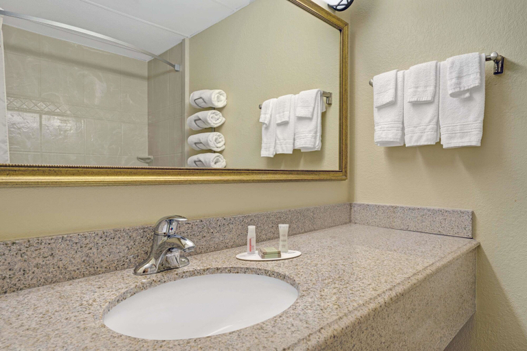 Bathroom 4, Super 8 by Wyndham Monticello, Wright