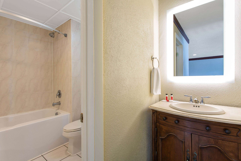 Bathroom 4, Days Inn by Wyndham Ocean City Oceanfront, Worcester