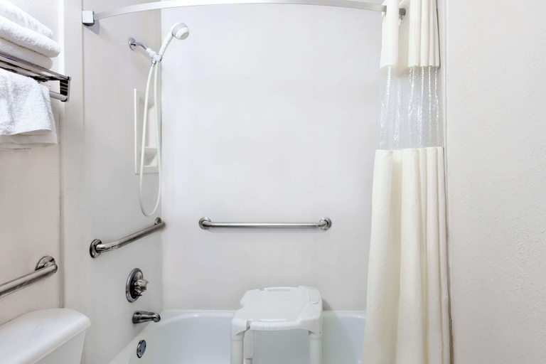 Bathroom 3, Days Inn by Wyndham Cullman, Cullman