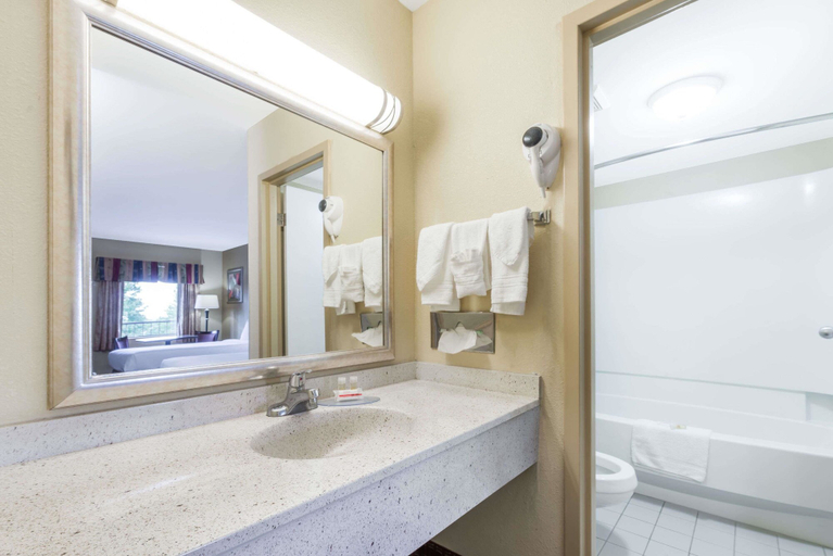 Bathroom 4, Days Inn Lexington SE/Hamburg, Fayette