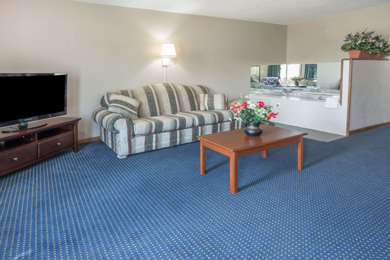 Bedroom 3, Super 8 by Wyndham O'Fallon MO/St. Louis Area, Saint Charles