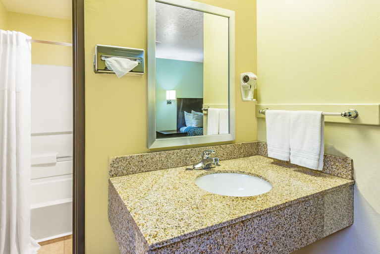 Bathroom 4, Days Inn by Wyndham Pueblo, Pueblo