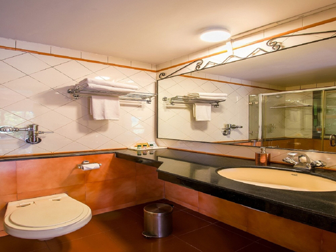 Bathroom 5, Bella Vista Resort, Satara