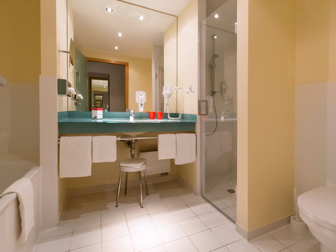 Bathroom 5, DORMERO Hotel Altes Kaufhaus Lüneburg, Lüneburg