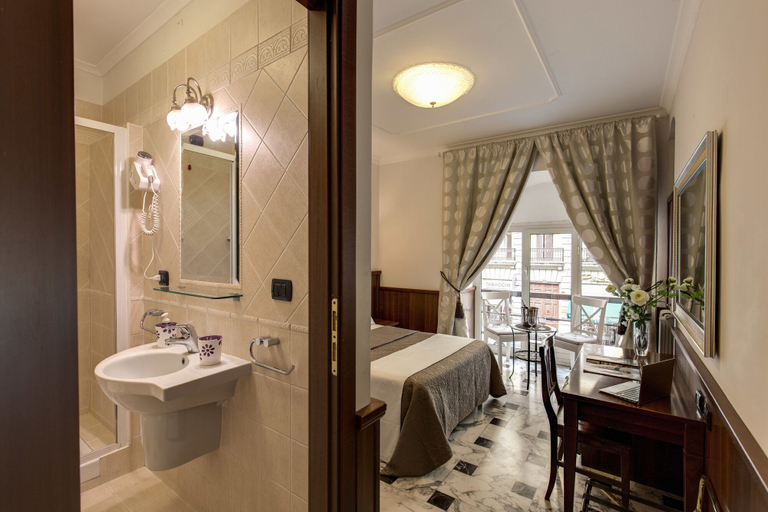 Bathroom 4, Nakissa Inn, Rome