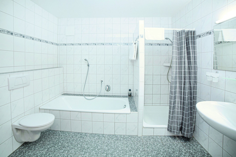 Bathroom 5, Fairway Hotel, Rhein-Neckar-Kreis