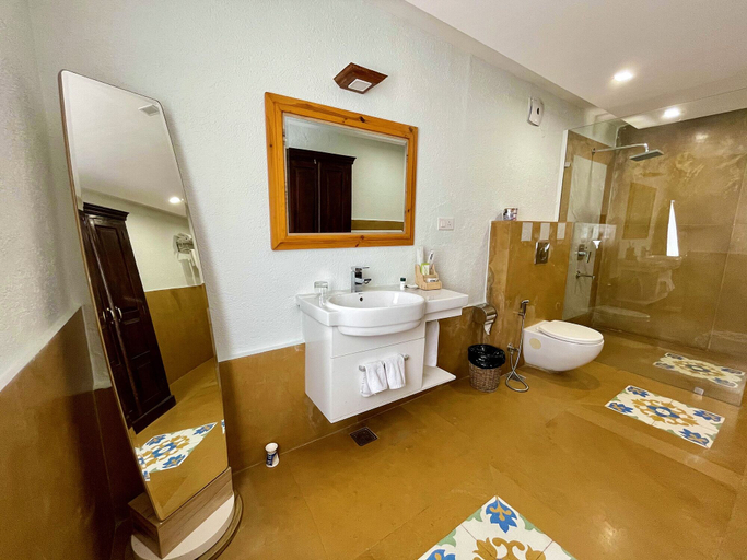 Bathroom 4, Raga on the Ganges, Garhwal