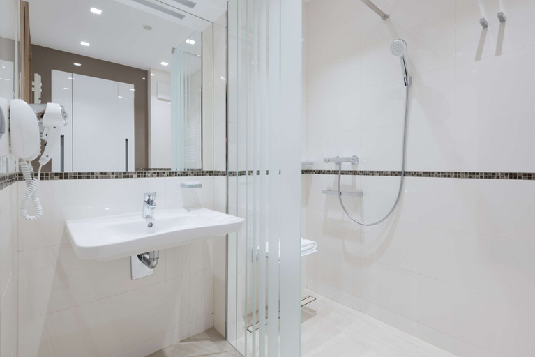 Bathroom 4, Golden Tulip Warsaw Airport, Warsaw